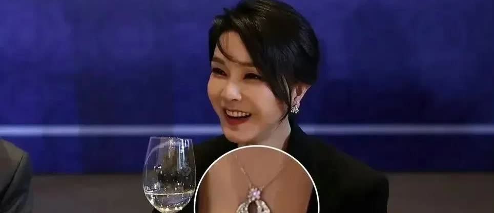 终于明白金建希受审时沉默不已了！作为举世瞩目的韩国第一夫人，出访邻国戴个珠宝还是