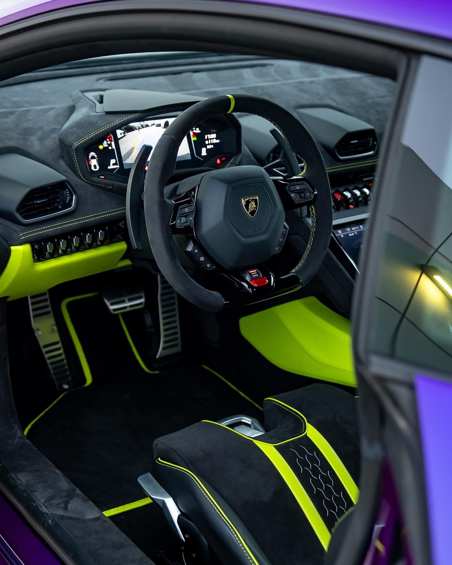 这是一场色彩与造型的交响，被以一种不容置疑的权威感演绎出来。..兰博基尼hura