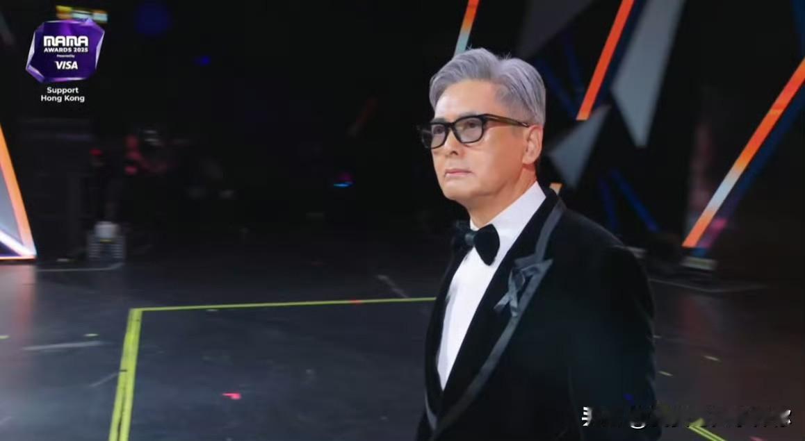 总算看懂了周润发之前说不去MAMA颁奖礼，昨晚却一头白发现身还颁了奖。他