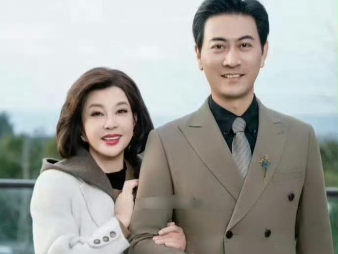 75岁的刘晓庆和一位80后男演员合拍了一部短剧，剧里俩人还领了证。之前有爆料说，