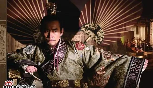 突厥的颉利可汗被大唐军队擒至长安，在李渊父子的宫廷宴会上起舞，李靖、李勣赶忙向李