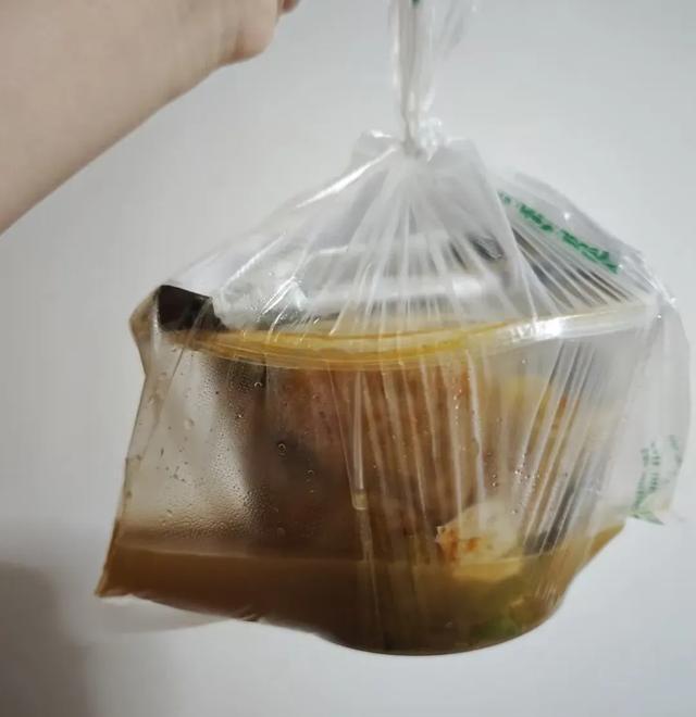昨天点了份麻辣烫，送到时汤撒了大半。外卖小哥主动问陪多少？我说20。他红着脸说：
