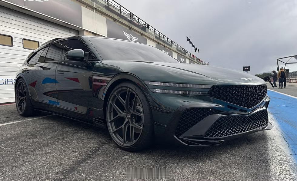 外媒实拍捷尼赛思G90Wingback~基于行政轿车G90打造的旅行版。量产版