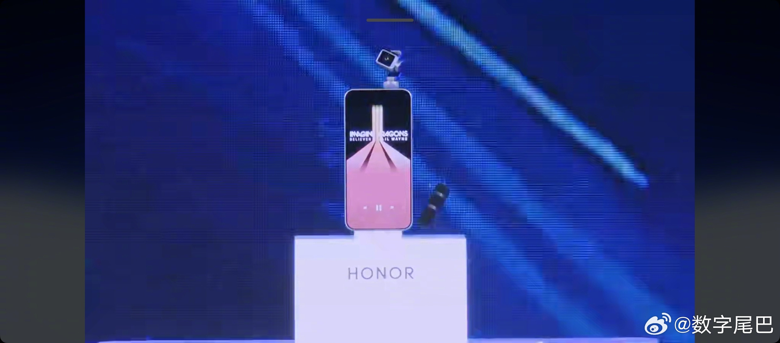 简单总结一下荣耀今晚的MWC发布会1.荣耀MagicV6提前亮相，更薄