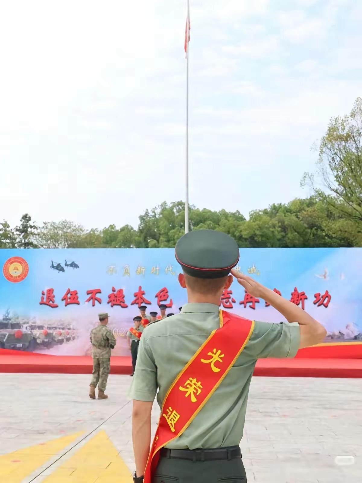 一声长叹。昨天和一个做了十几年兵役工作的朋友吃饭，他压低声音跟我说：以后“当过兵