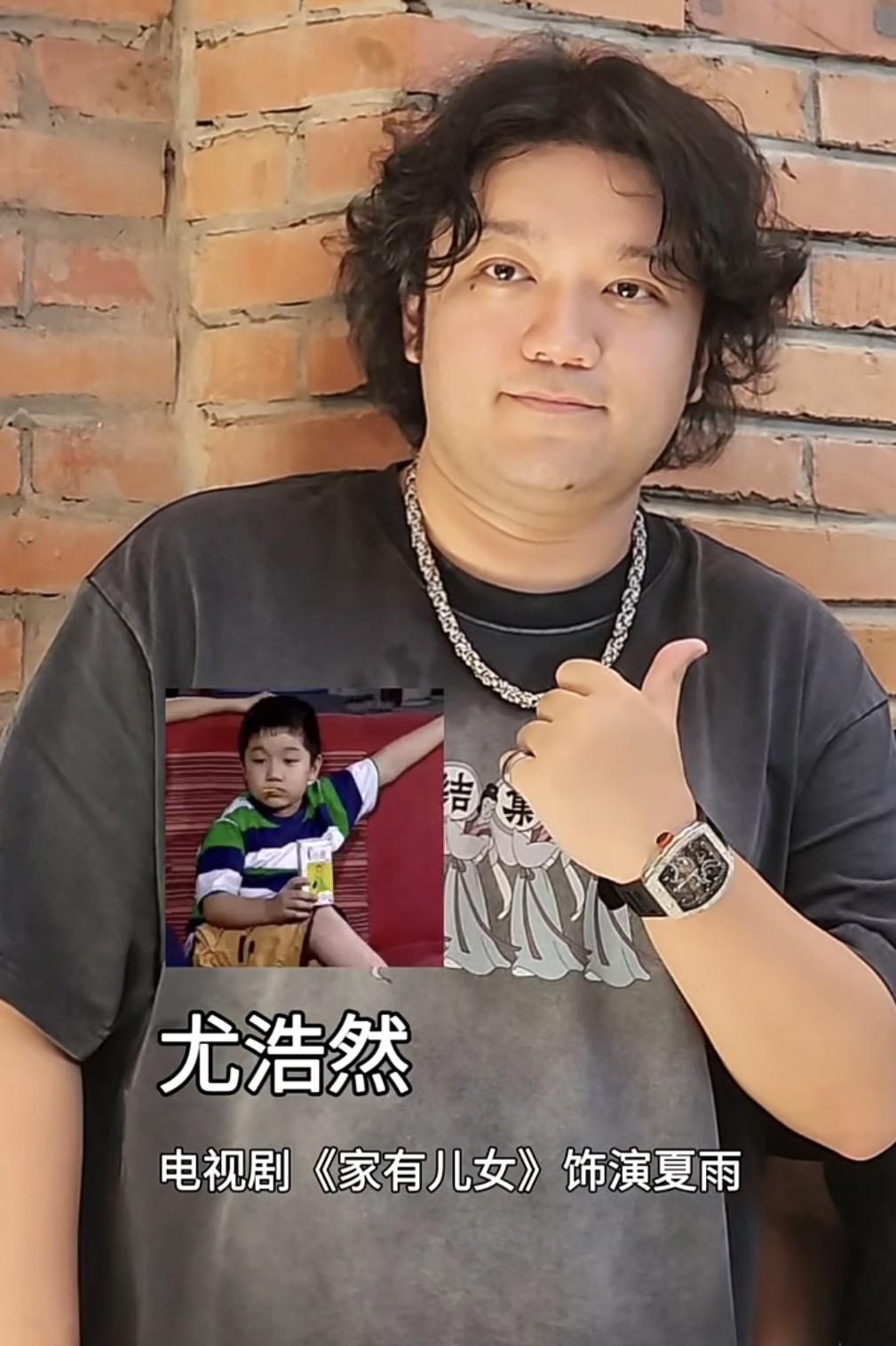 快收起同情心吧，《家有儿女》的“小雨”一点也不可怜，光是他手上戴的这块手表，