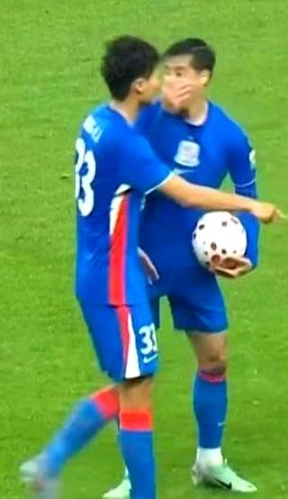 申花那个特谢拉，学会自己捂嘴了！真有点东西！上场比赛他刚想跟裁判掰扯，话