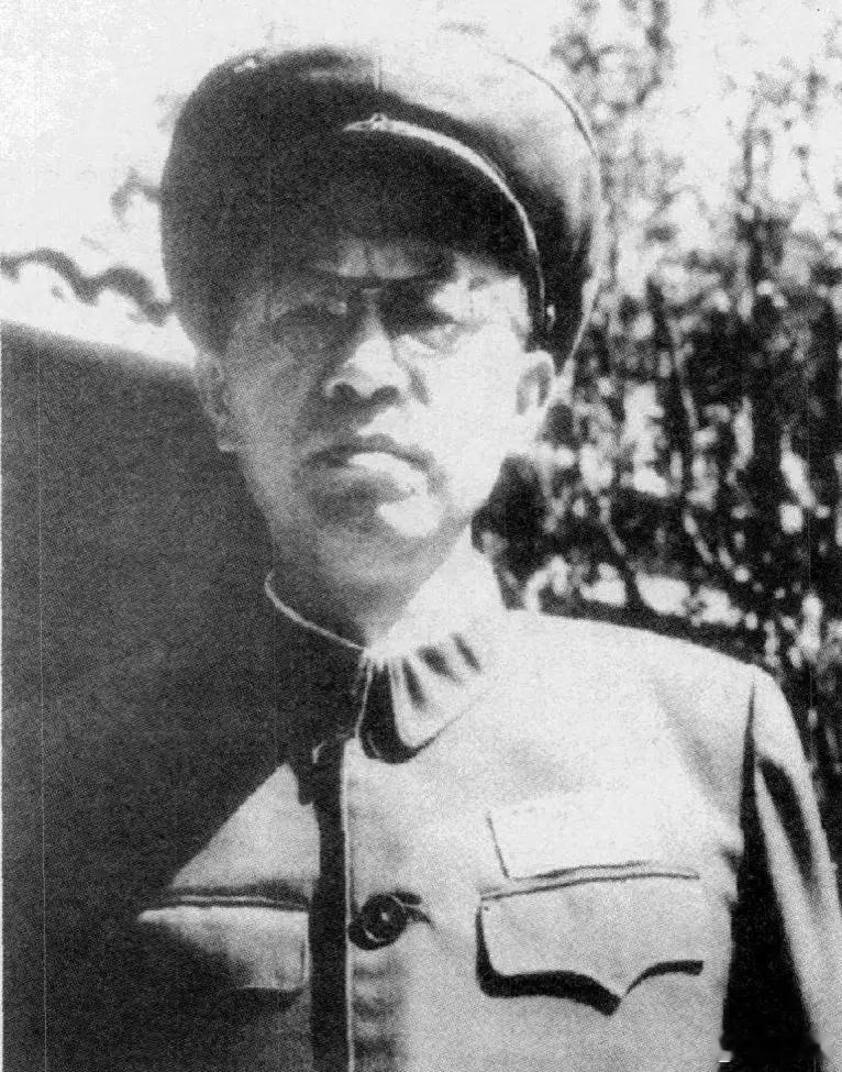在某个“诬毛”“贬毛”最严重的时期里，黄克诚老同志曾旗帜鲜明地站出来，以一个真正