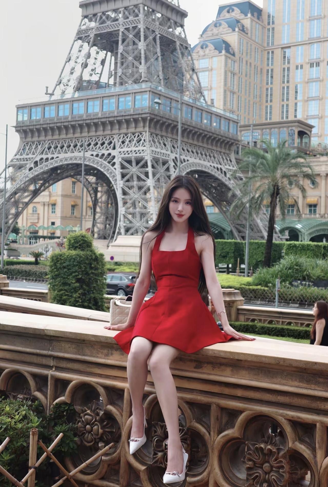 在澳门巴黎人的铁塔下，把法式浪漫穿成一抹热烈的红。风刚好，裙摆也刚好，连空气里都