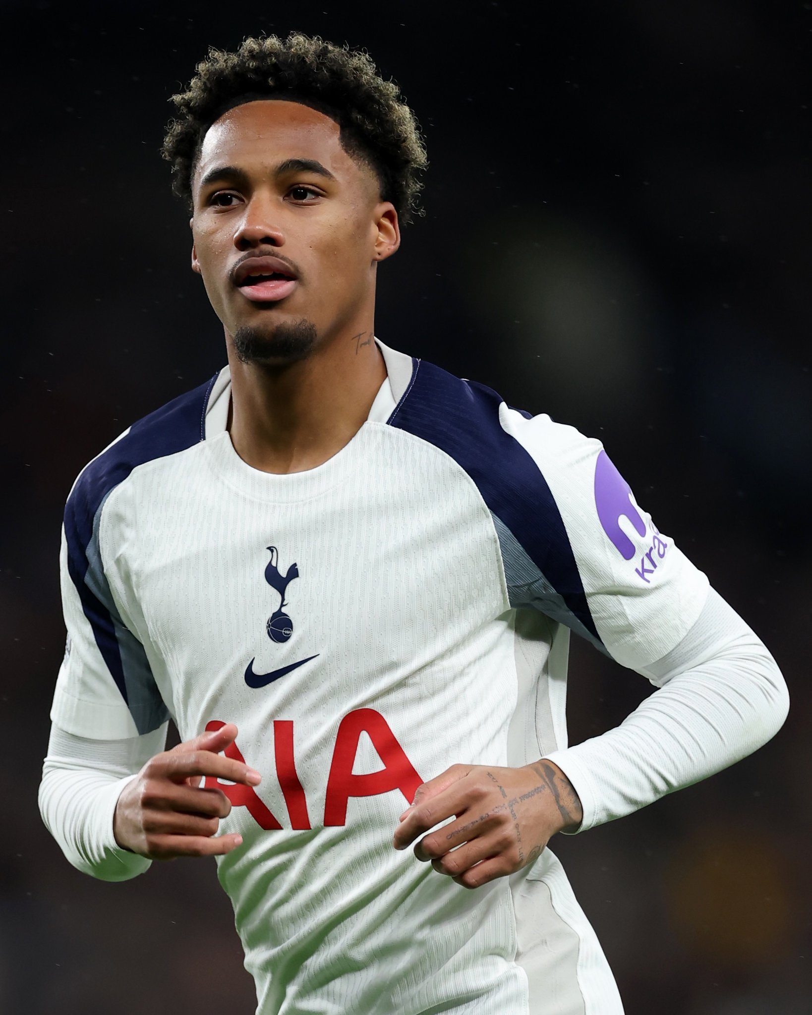 热刺官方确认，奥多贝尔左膝前十字韧带撕裂。他将于下周去看专科医生，之后接受手术，