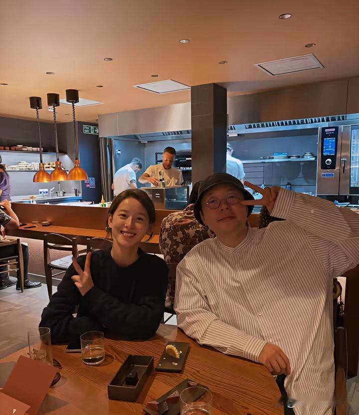 娱乐圈真的是个谜呀，他们居然认识，私下关系还居然这么好。