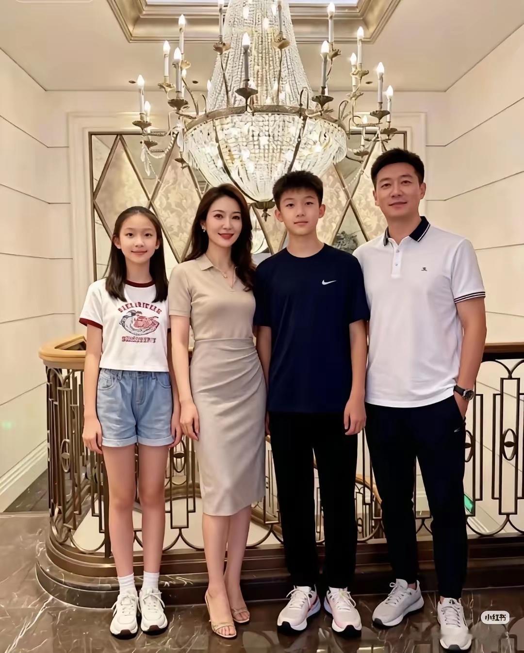 一家四口，幸福美满