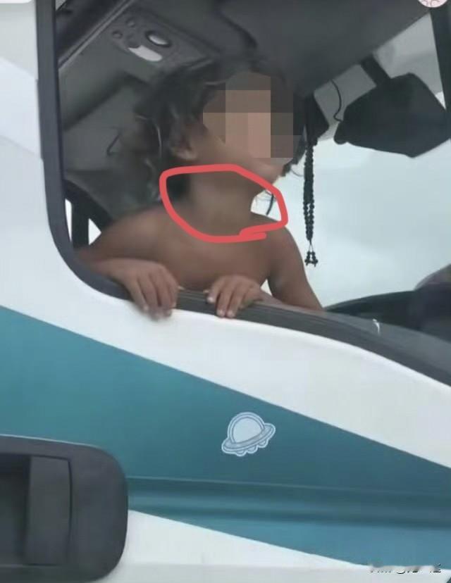 被“野人小孩”抬头这个动作吓到了，脖子上一处小细节，让我不寒而栗，这个孩子的