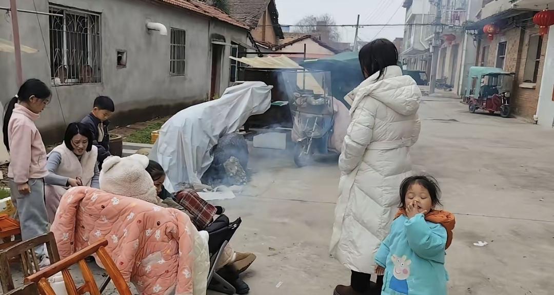 昨天回娘家，我跟对象在火塘边靠着烤火，他剥了颗花生塞我嘴里，顺手搂了下我肩膀。我