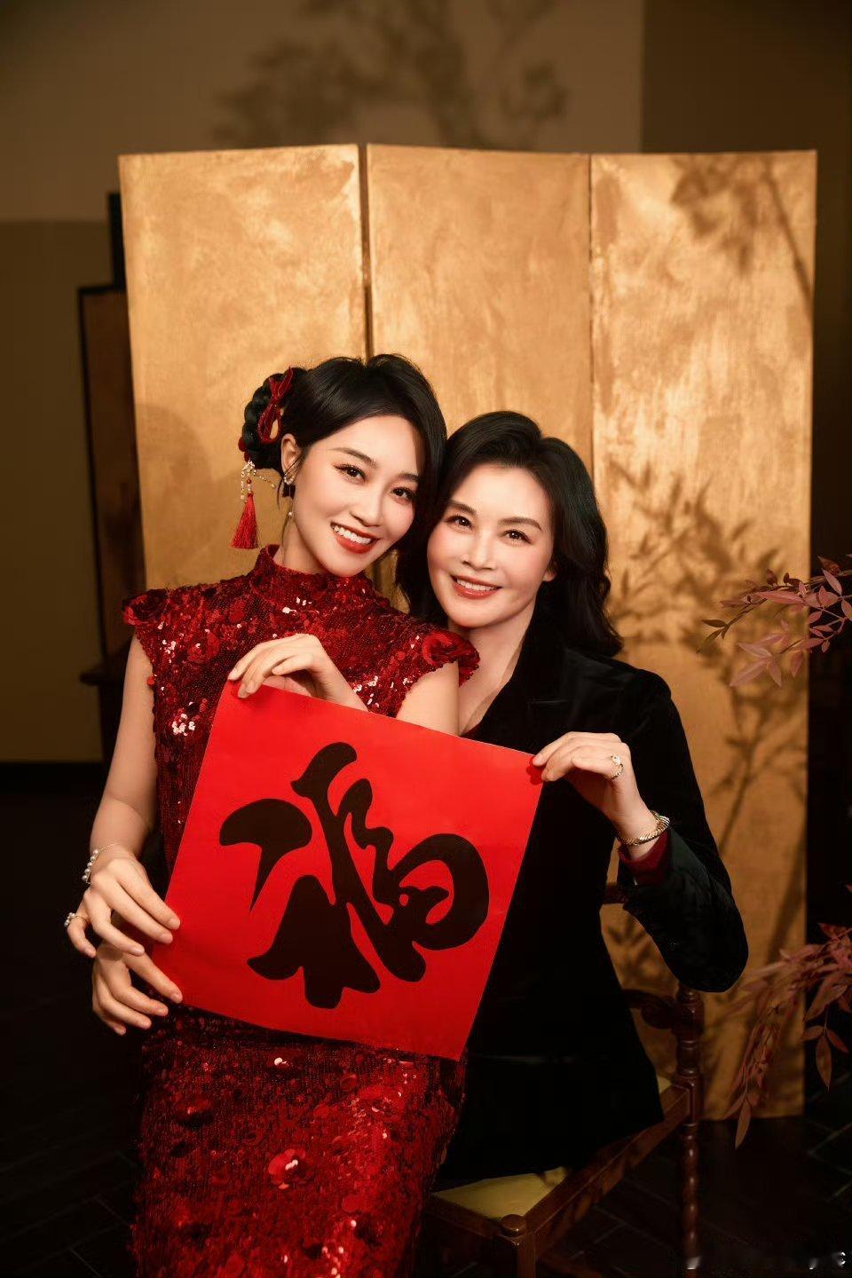 在蓝盈莹脸上看到漂亮基因的强大看了蓝盈莹和她妈妈的合照，这哪像母女，根本就是姐妹
