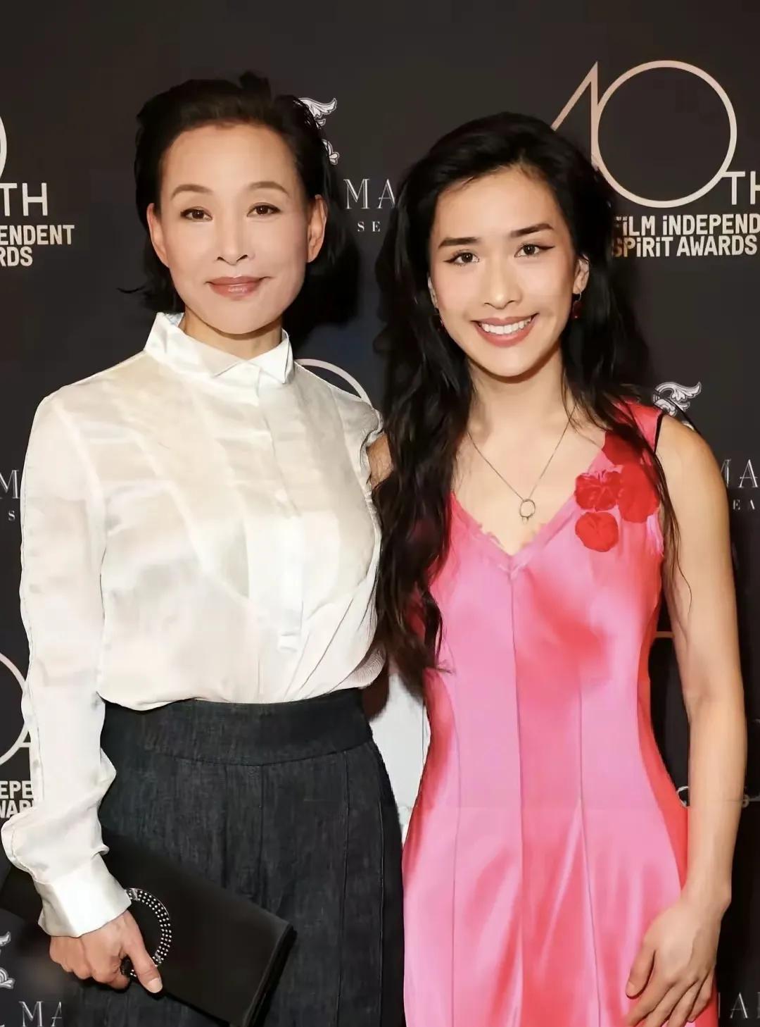 陈冲与女儿同框照，女儿形象和气质远不及年轻时候的陈冲。头大脸大，这形象不适合屏幕