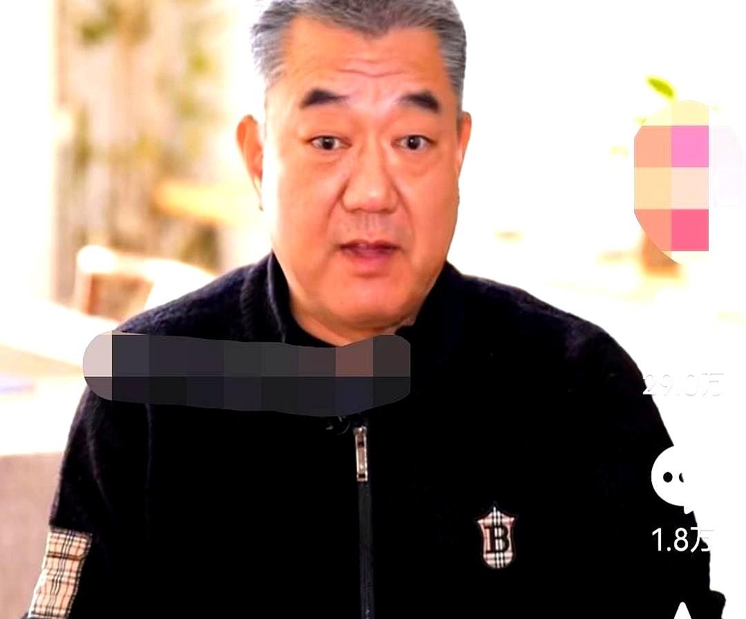 董勇熬到凌晨三点，憋不住跟王家卫嘟囔：天天夜戏，谁扛得住。王家卫回他一句：女