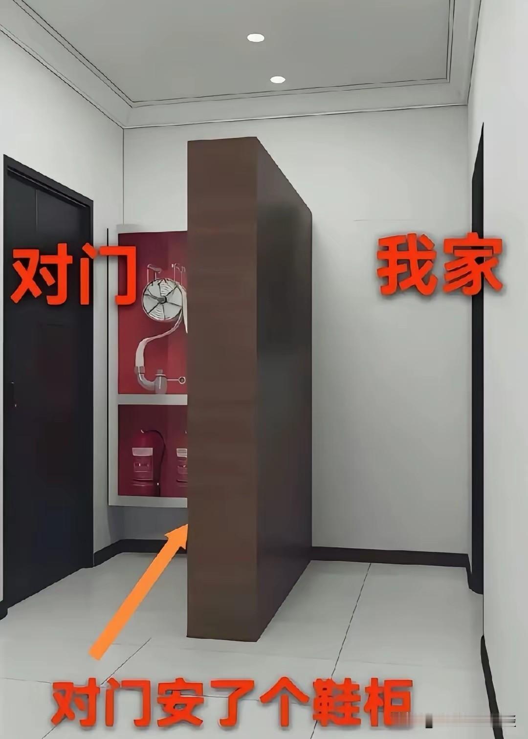 对门邻居这样做不合适，有点过分了啊。有一天下班回家，发现对门邻居直接在两家之间放