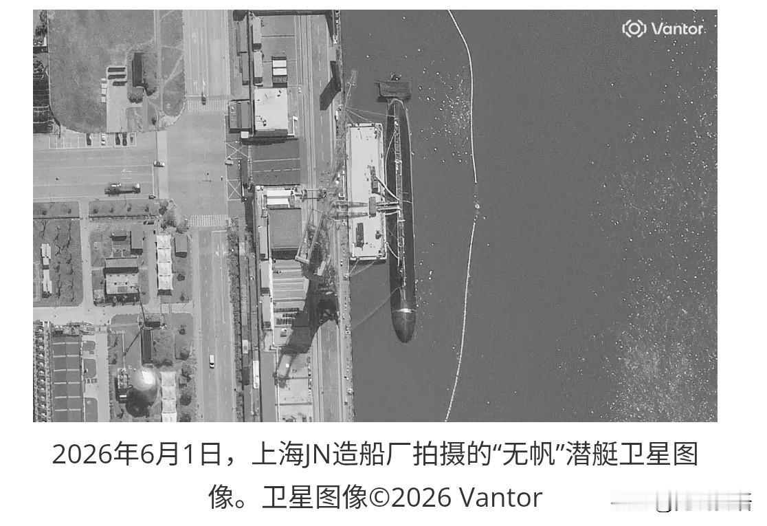 这可是件大事，几天内不同船厂接连下水两艘新型大黑鱼。之前从来没人见过它，没有下水