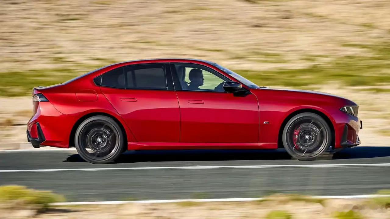 全新BMW3系燃油版车头貌似比纯电版要长一点，但是外观看起来是一样