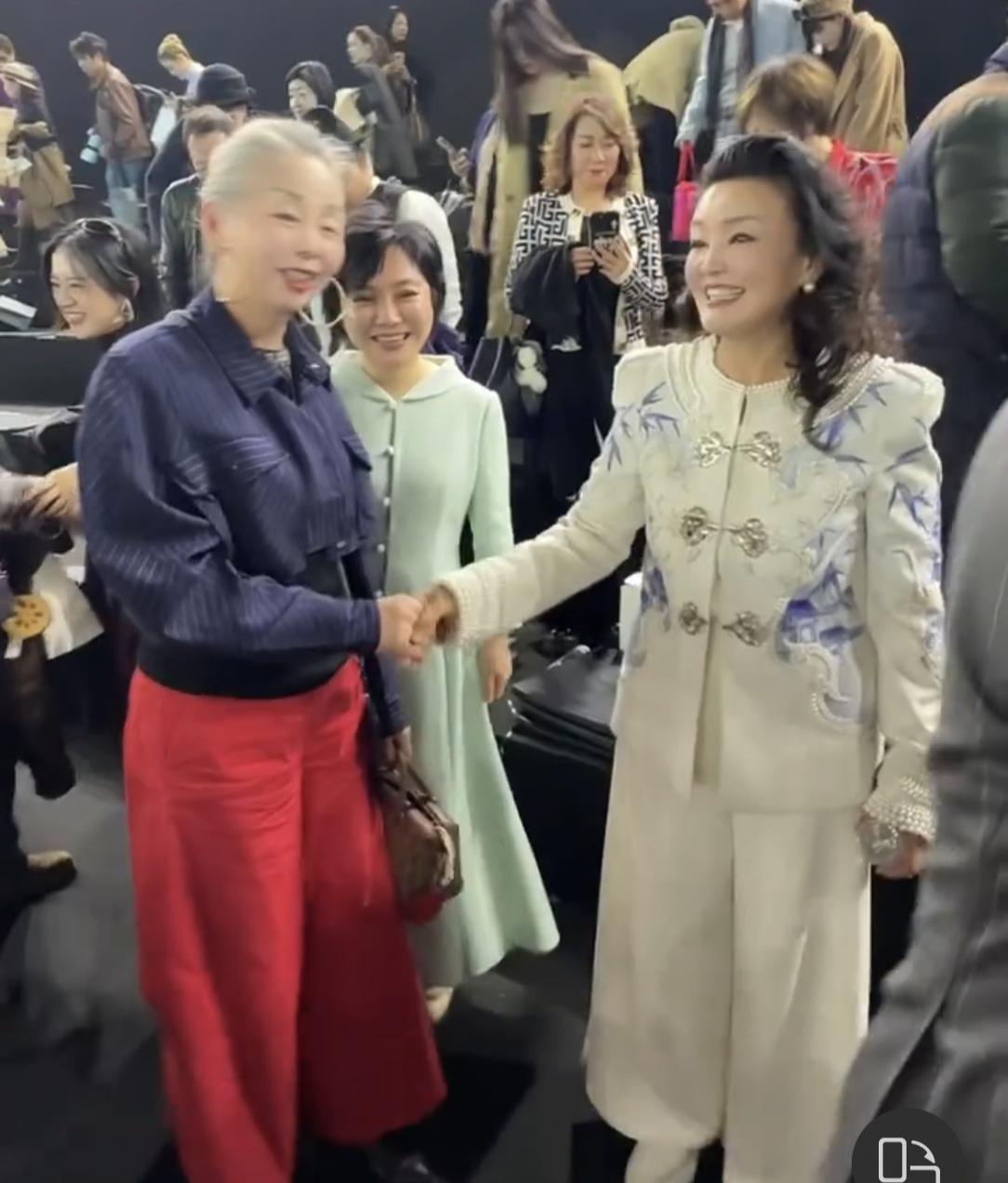 张兰参加国际时装周活动，全场气势磅礴大气很有大姐大的风范。张兰人气很旺现场不少粉