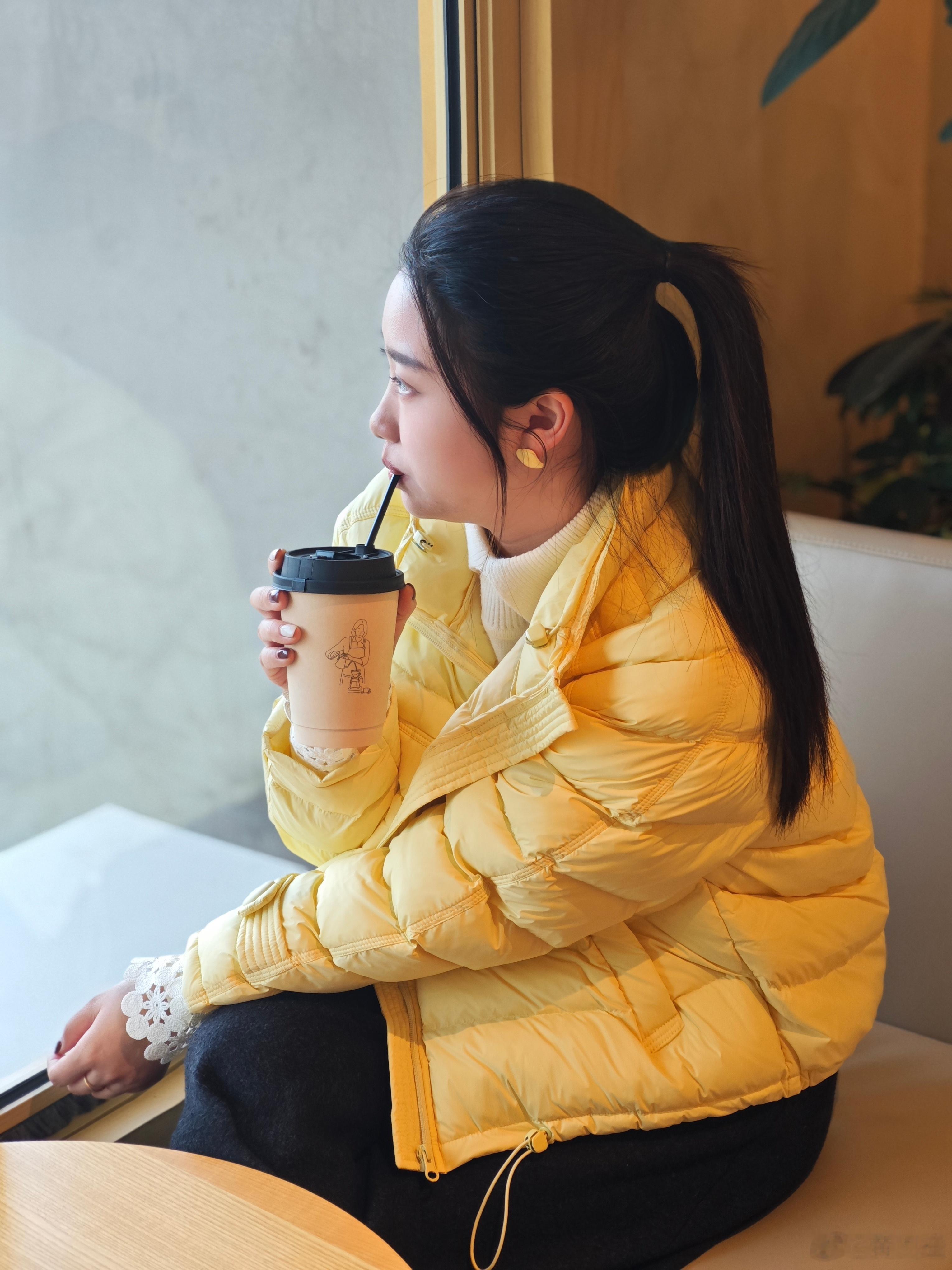 当生活开始具象化我的幸福感真的很简单一杯好喝的咖啡一块好吃的蛋糕还有如此明媚的阳