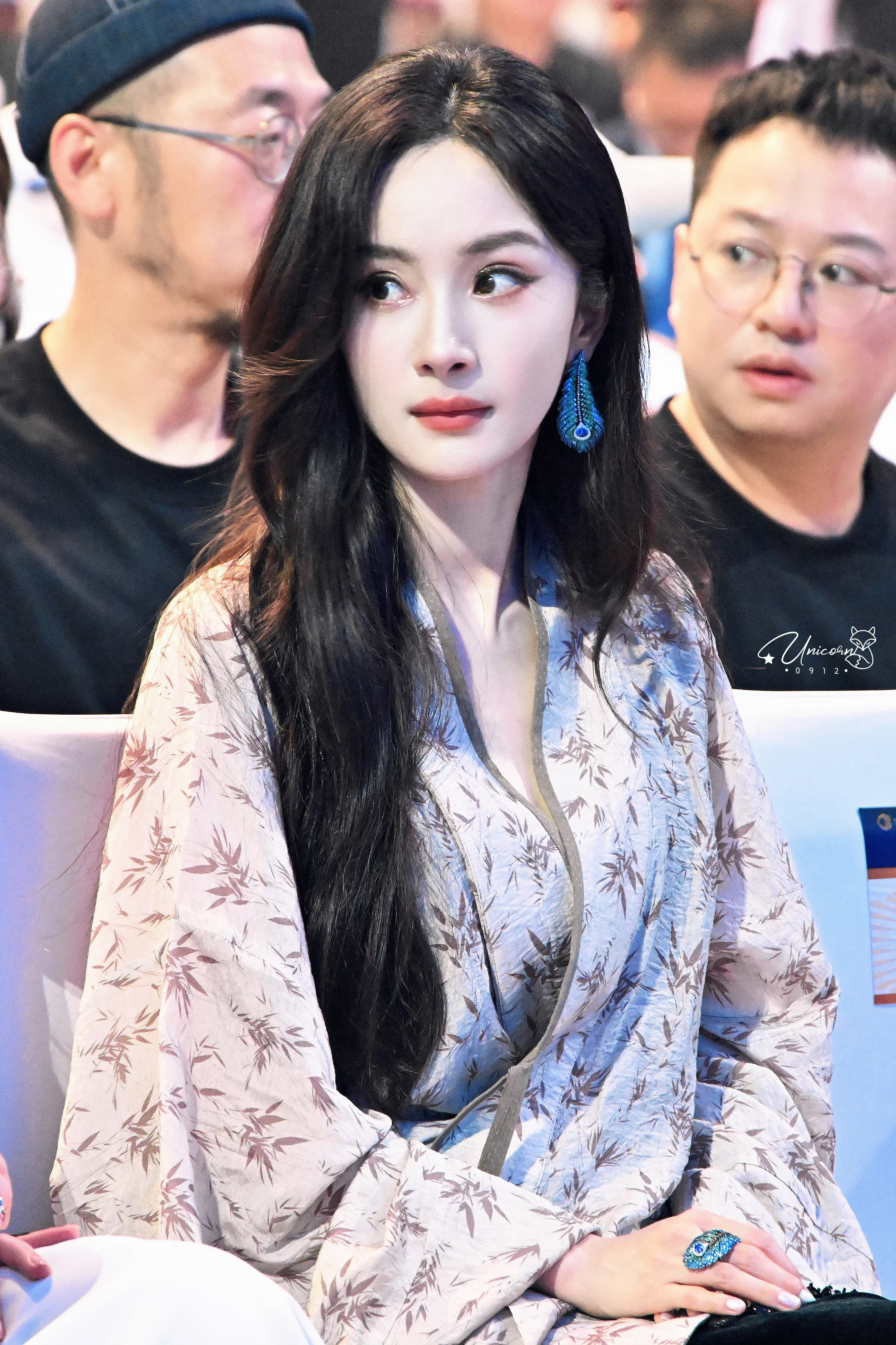 杨幂的美貌依旧让人无可挑剔，今晚的活动又侍美行凶鲨疯了[爱心]杨幂说电影让每个