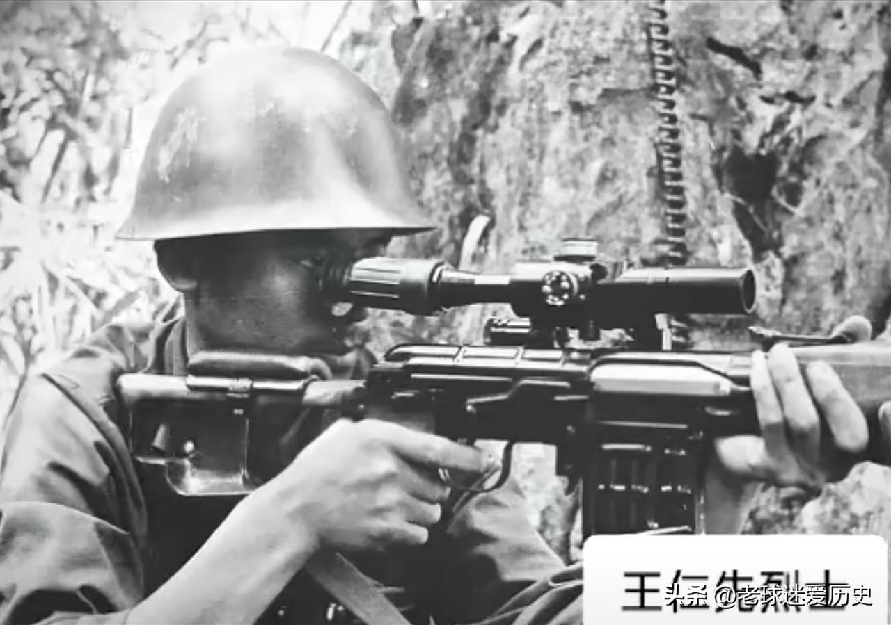 这张黑白战地照片，定格了1984年老山146高地上的王仁先烈士。他头戴钢盔，伏于