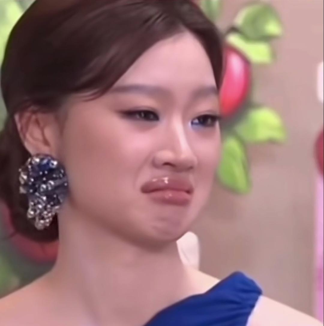 [微笑]单依纯，我感觉她变化非常大，有一种说不出来的心酸……