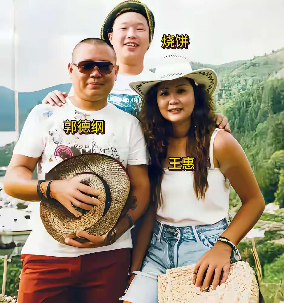 老郭两口子年轻时候的颜值还是挺能打的！尤其是王董，各个部位还没走型，模样身段当