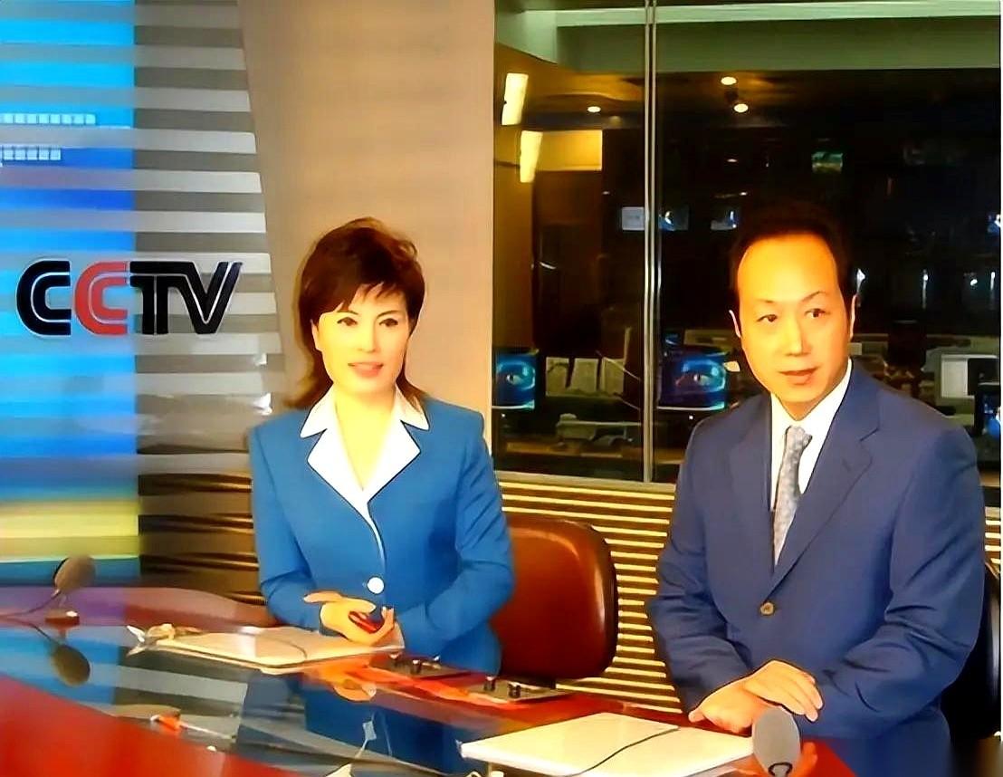 1998年，央视后台。离《新闻联播》直播只差三分钟，李瑞英的手机突然震了一下。