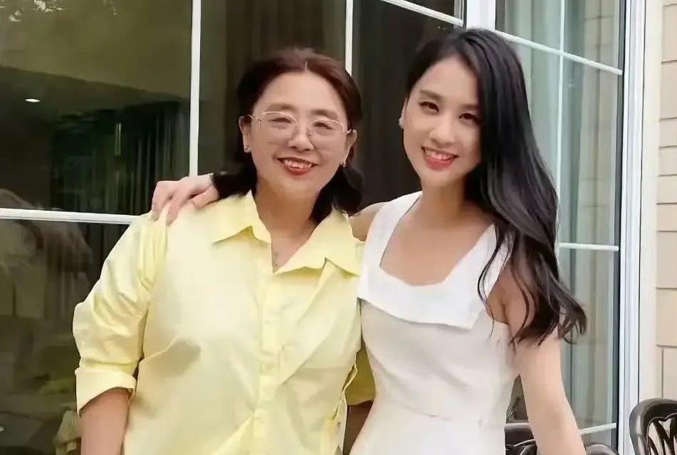 黄圣依做了最错的选择，估计就是嫁给杨子，导致她妈妈到现在都耿耿于怀，如果当初她听
