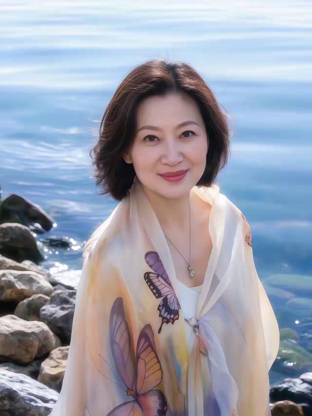 侯友宜妻子任美玲说：赵少康说我是“上海富家女”，我没啥好躲的。我爸任阿德，上海过