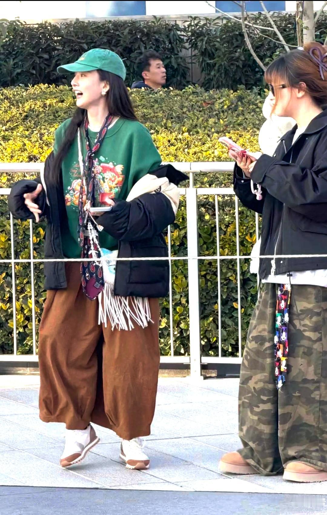 1月14日，演员宋祖儿被网友在上海迪士尼乐园偶遇。她头戴绿色帽子，身穿绿色卡通图