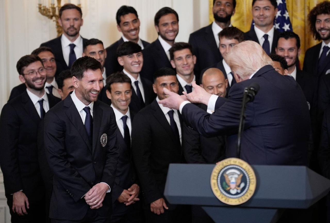 C罗此刻的心情是？特朗普夸赞梅西，现场齐喊“梅西”如下是3月6日，迈阿密