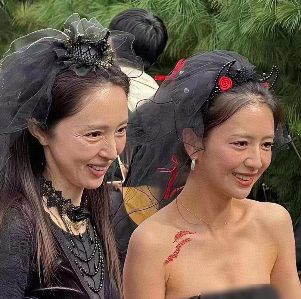 别再争论谁老谁嫩了。我告诉你，董璇和佟丽娅这张合照，根本不是一场比美，而是一份女