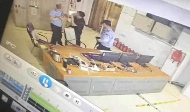 “醉酒闹事的代价太沉重。”河北衡水，56岁保安朱振峰被醉酒业主范某某叫去挪电动