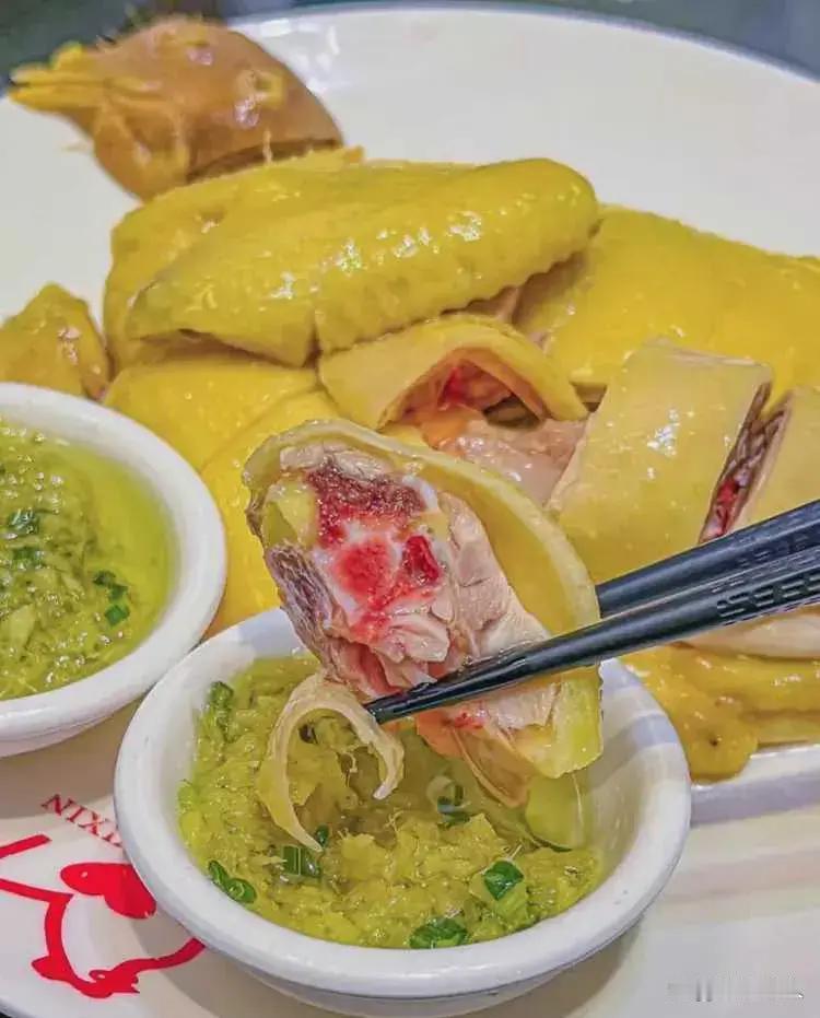 今日周五，约朋友来家里吃饭。菜不多，主要是自己做了一个白切鸡，几个蒸蚝，一小碟