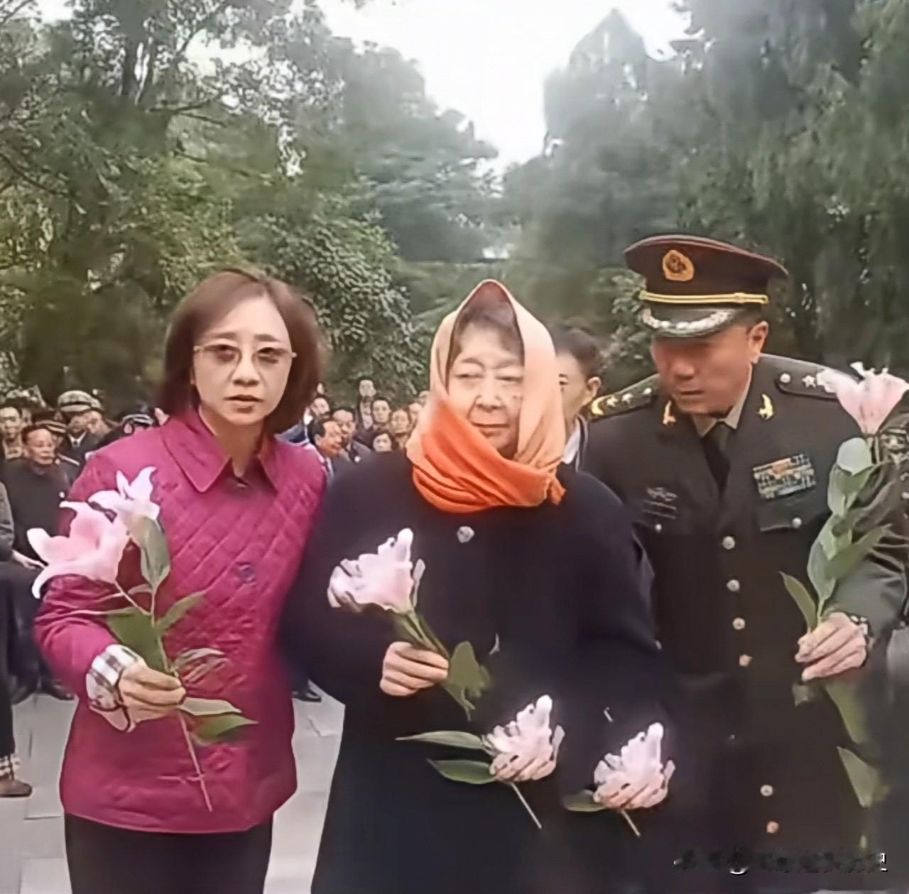 2014年，松柏苍翠的陵园之内，草木肃穆。秦基伟将军的夫人唐贤美，携儿女秦卫江、
