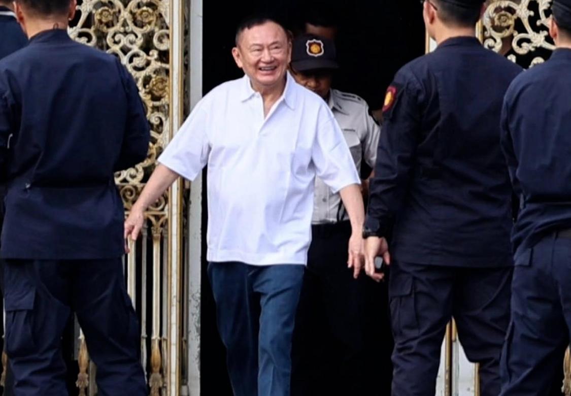 他信时代早已过去！5月11日上午，泰国前总理他信假释出狱，走出监狱的他信精神不