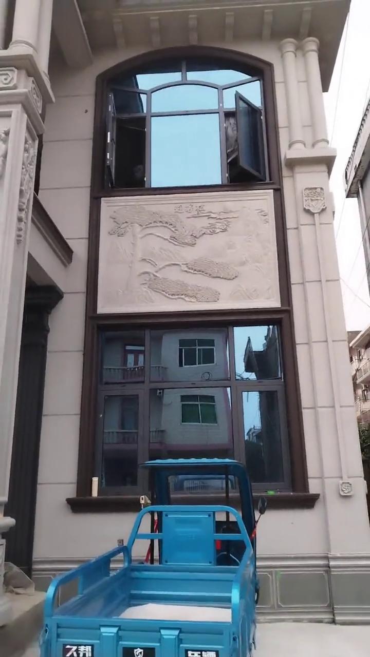 挺气派吧？喷漆外墙。这是喷的漆，两家一起建造的，喷热漆。这是楼中楼一盏壁画灯，