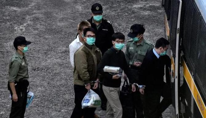 活该，罪有应得！ 当狱警打开牢门时，28岁的黄之锋以为只是例行检查，但迎接他