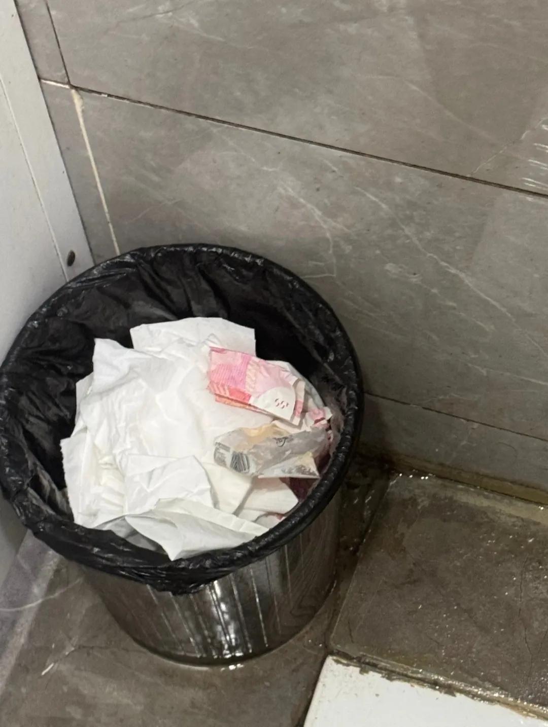 地铁卫生间垃圾桶里的💰，要不要捡？