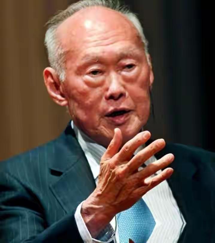印度学者提问李光耀：印度该怎样崛起？李光耀：没有人能改变印度。2011年的南亚