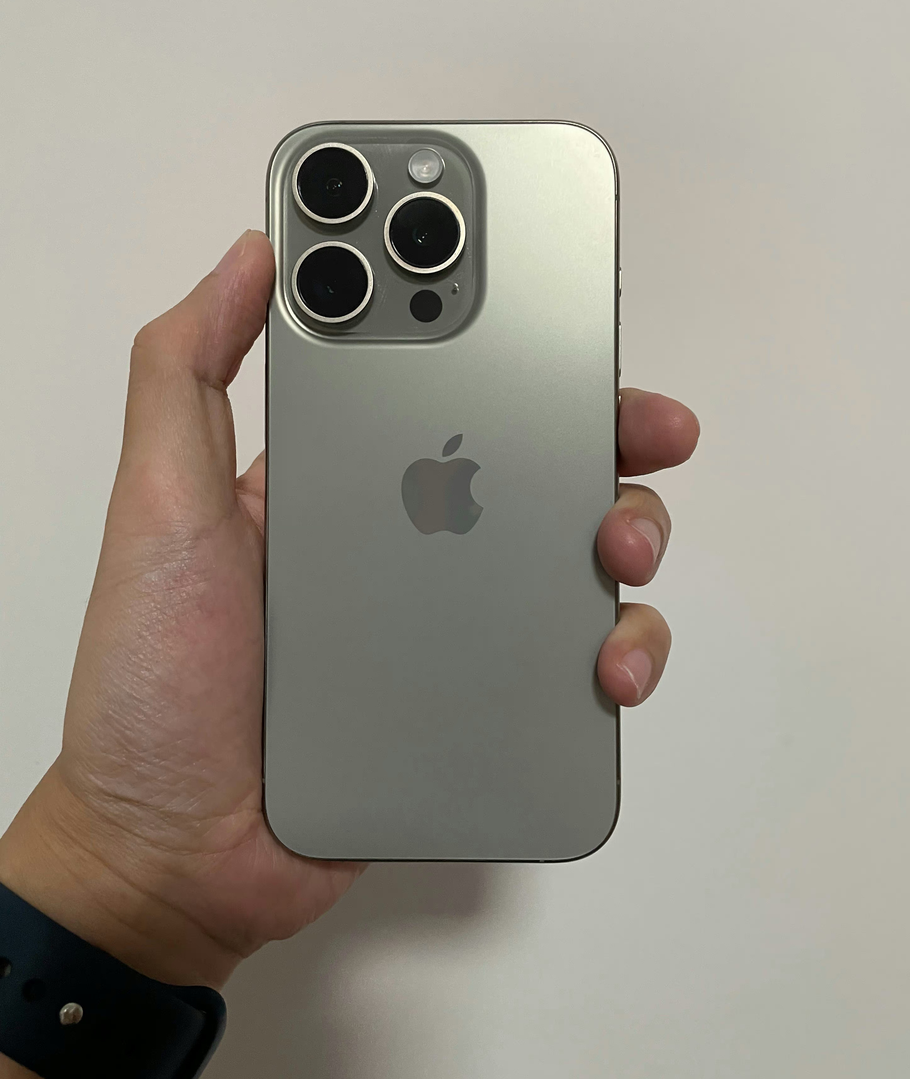 到时准备把我这iPhone15Pro给出二手了，大家觉得现在还能卖多少钱[喵喵
