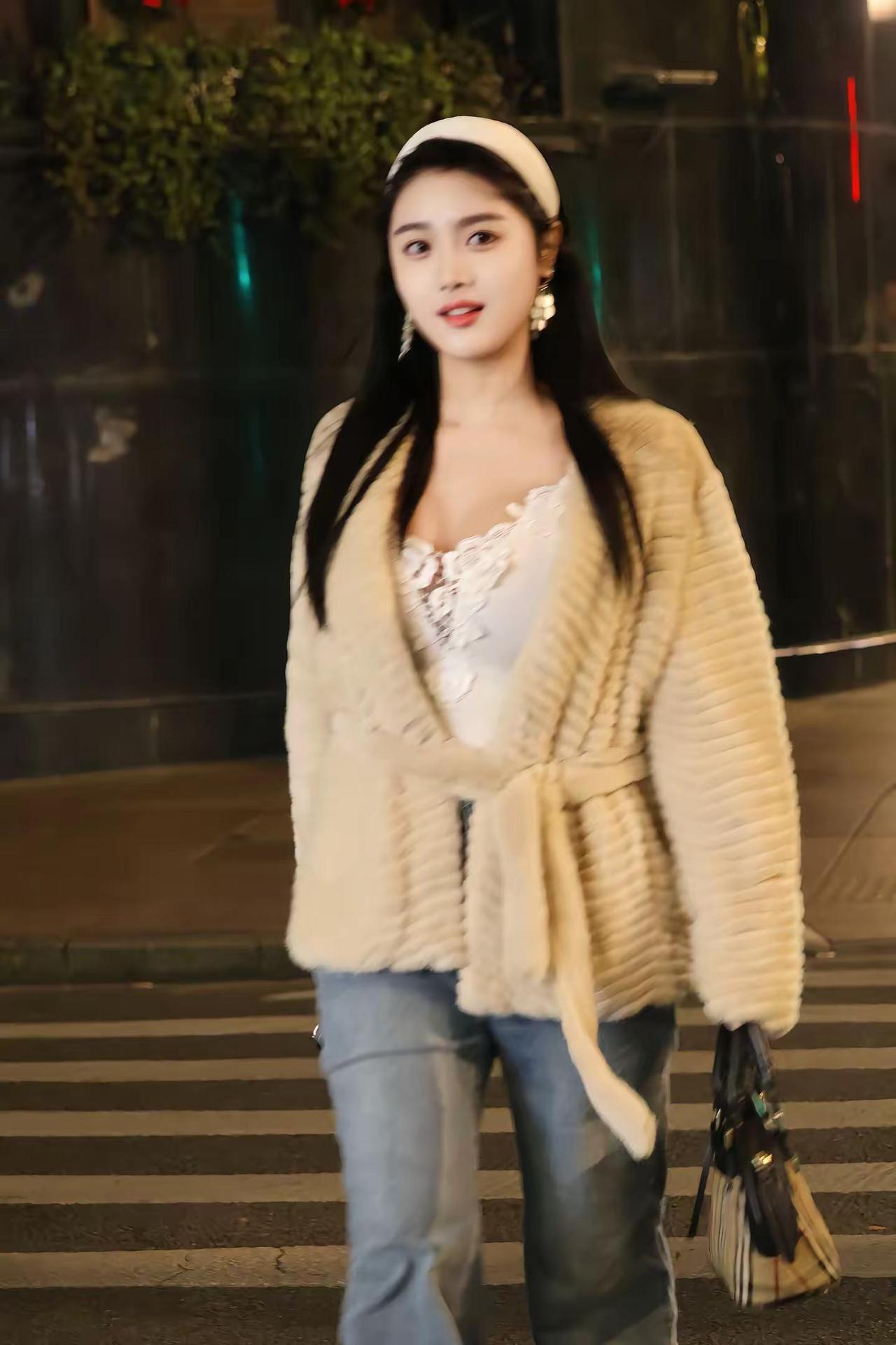 夜色是温柔的滤镜，定格几分松弛的甜。温柔穿搭街拍