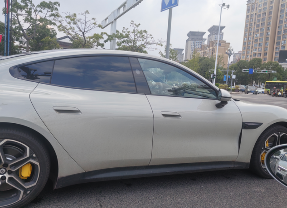 小米su7，线条流畅，还是有颜值的。