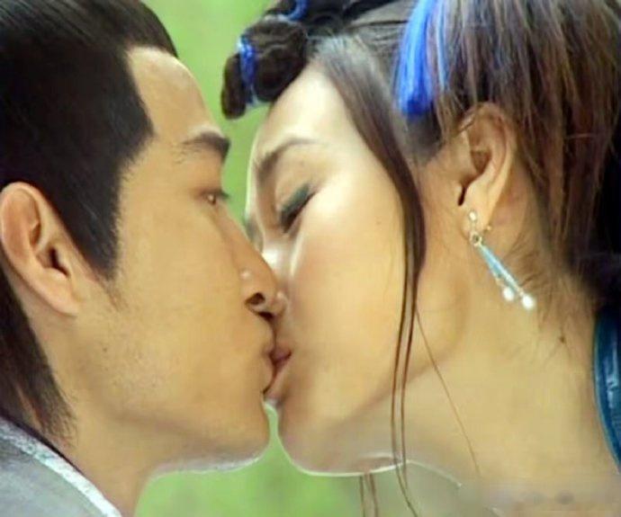 才发现苏有朋版《倚天屠龙记》里的吻戏辣眼睛！好像没有几对是完全双方自愿的，伸舌