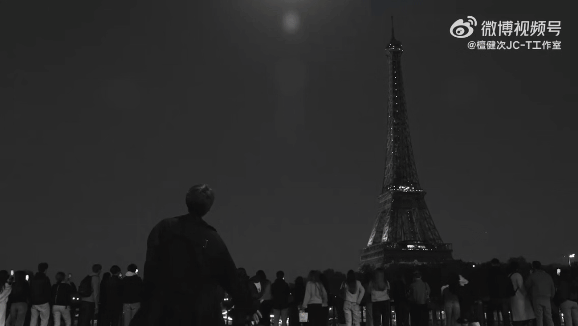 从舞台中央到浩瀚宇宙，从单膝跪地到太空漫游。他让1553个心愿永恒环绕地球，让埃