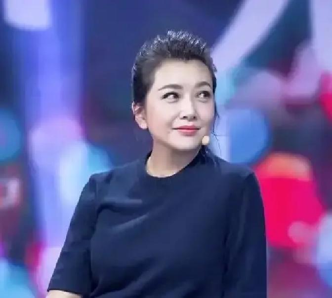 她同学现在叫她“百惠老师”，30年前他们叫她“山口百惠”。中戏87级表演班